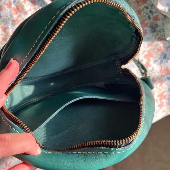 Portland leather large circle crossbody in peacock. Leather - Picture 6 of 6